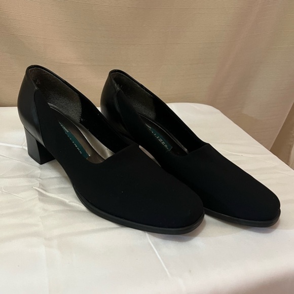 ⚫️ BOGO Chic Black Naturalizer Block Heel Shoes a small size 9 - Picture 1 of 6
